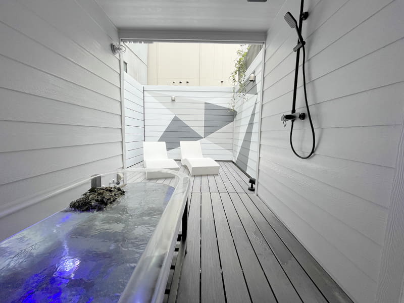 BADE POOL 外気浴スペース