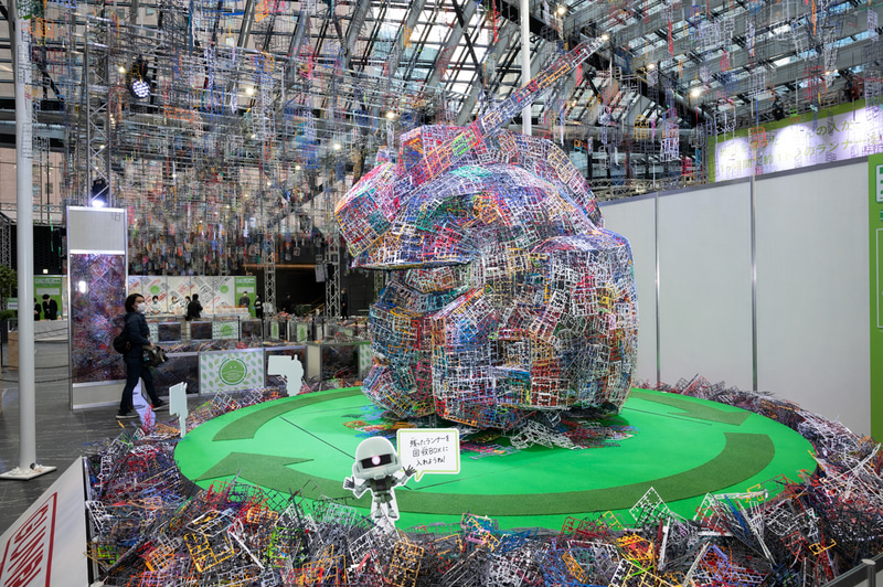 廃ランナーを組み合わせて作られた1/1サイズのガンダムヘッド