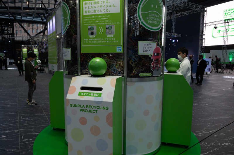 会場となる新宿住友ビルの三角広場