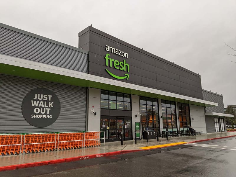 米ワシントン州シアトル郊外のベルビューにあるThe Marketplace at Factoriaに今年2021年6月オープンした「Amazon Fresh」。この業態の店舗では初の「Just Walk Out」技術を投入している