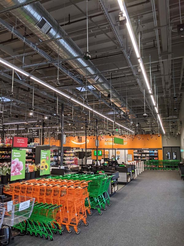 Amazon Fresh店舗に最初に入って目につくのは、高い天井と大量のカメラ群