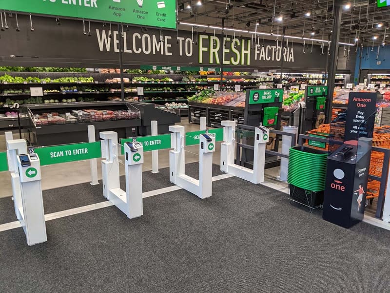 Amazon Freshの入り口はJust Walk Outでも最新式のものになっており、Amazon Oneによる手のひら認証に対応している
