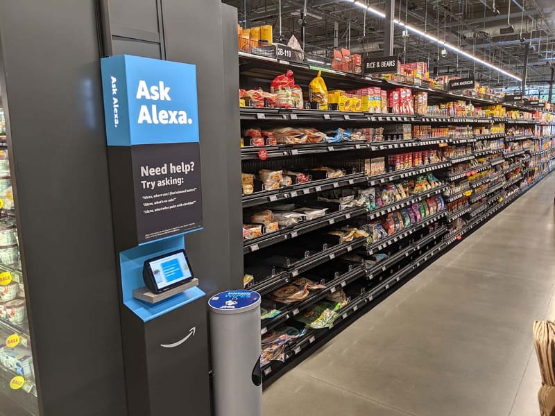 店内には店員がそれなりにいるが、不明点はAlexaに聞いてほしいというのはAmazon店舗らしい