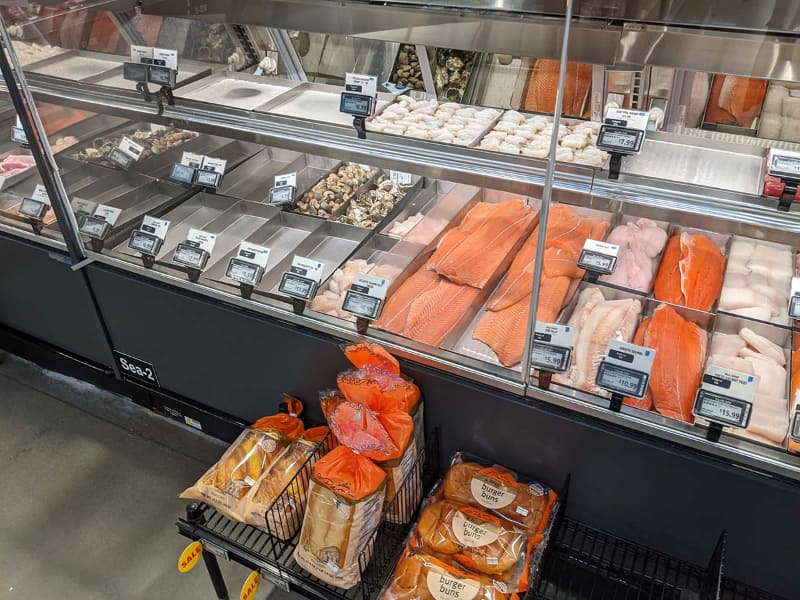 魚類や肉類の量り売りコーナー。店員が中におり、買い物客に商品を渡す際に逐次登録を行なう