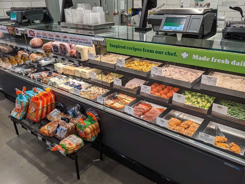 デリのコーナー。こちらも店員が詰め合わせを行なって、商品を右上に見える赤外線バーコードスキャナで登録してから渡す