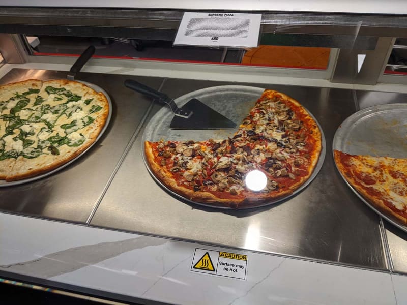 チキンやピザについても同様。箱詰めする際に登録が行なわれる