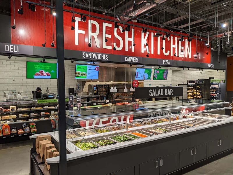 サラダバーとスープバーのコーナー。詳細は後述