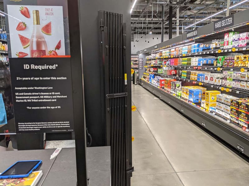 酒類コーナーの入り口には店員がおり、IDチェックを行なっている。この店員は客があまり来ない時間帯はIDチェックだけでなく、周辺の商品陳列なども行なっているようだ