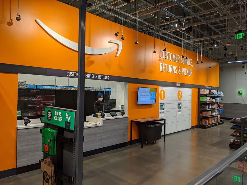 店舗の片隅には返品なども受け付けるサービスカウンターやAmazon Lockerがある