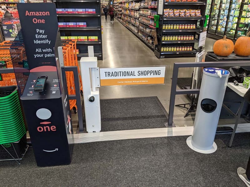 店舗入り口にはスタッフがおり、AmazonアカウントやAmazon Oneを利用しない入店パスの補助も行なっている