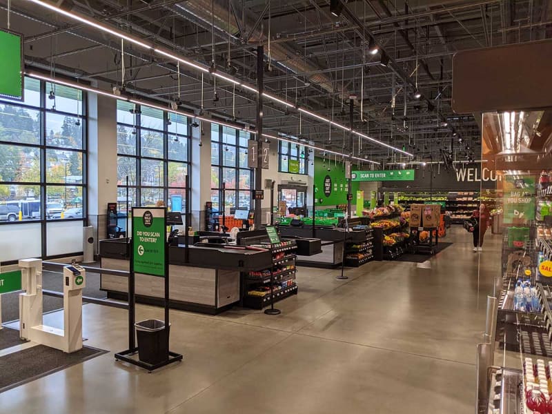 このAmazon FreshにはJust Walk Out以外に通常の有人のチェックアウトレーンも存在しており、通常のフローで買い物も可能だ