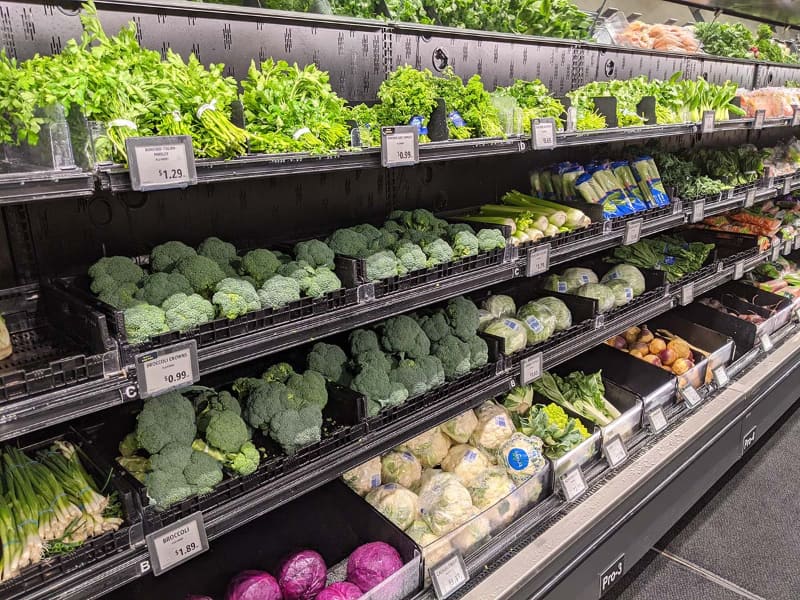 スーパーではお馴染みの生鮮野菜コーナー。パッケージ商品ではなく、束などの単位で購入可能