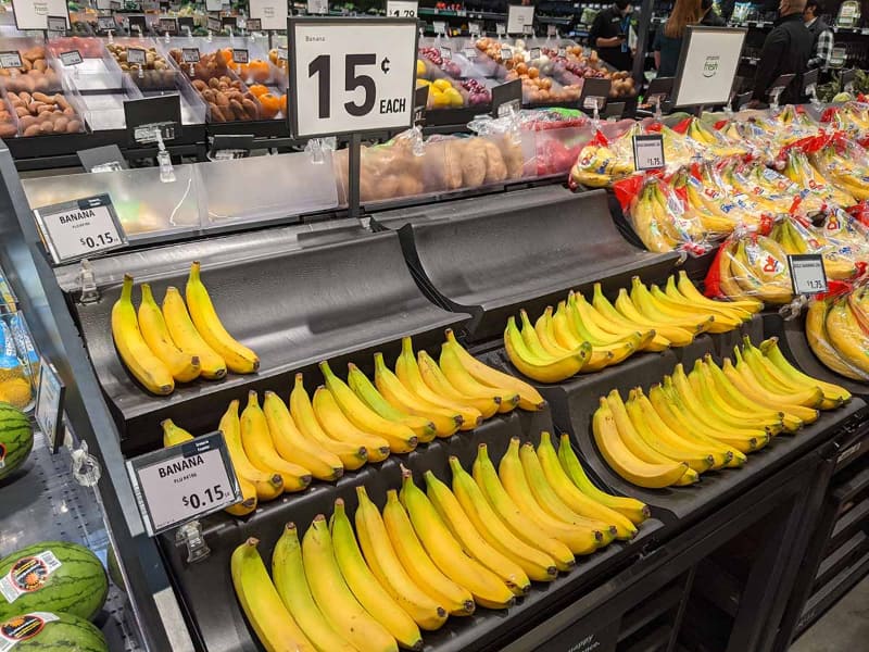 バナナも房単位ではなく1本単位で購入できる。重量ではなく、必ず個数単位で価格設定されている点にも注目