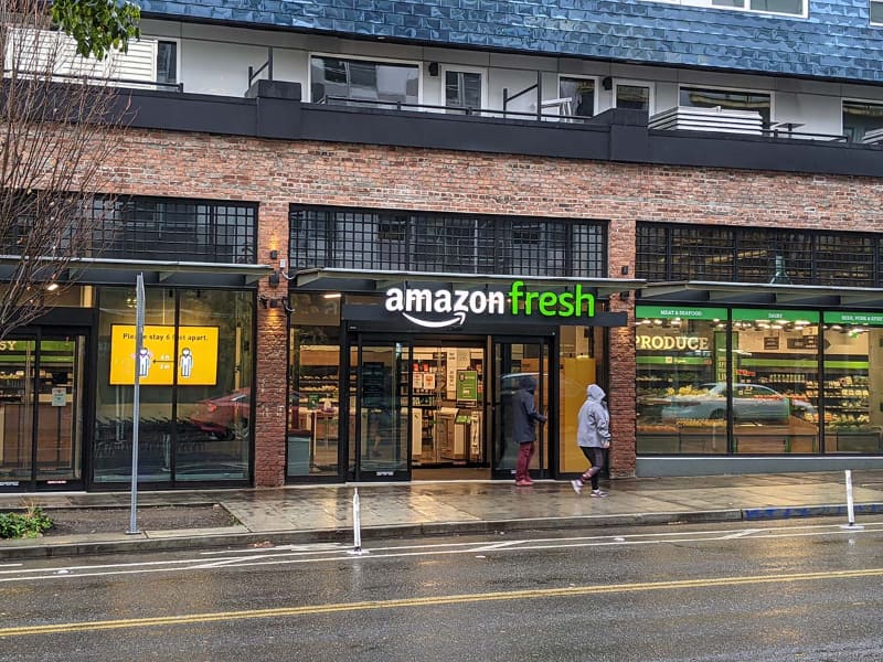 シアトルのキャピトルヒルにあるAmazon Go Groceryの1号店(現Amazon Fresh)。2020年にCHAZやCHOPの名称で報道された占領エリアにほぼ隣接している