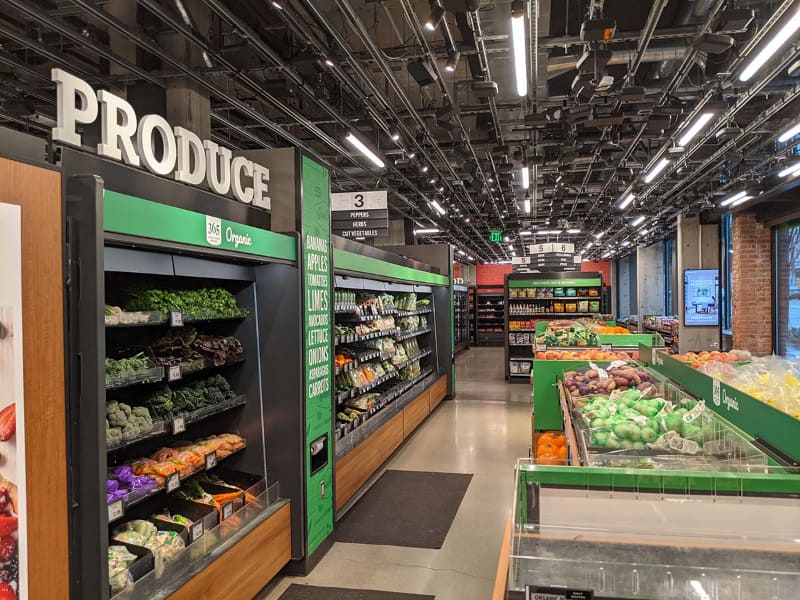 店内の生鮮食品コーナー。仕組み的にはベルビューのAmazon Freshと一緒だが、店舗面積のせいでラインナップは非常に限られている