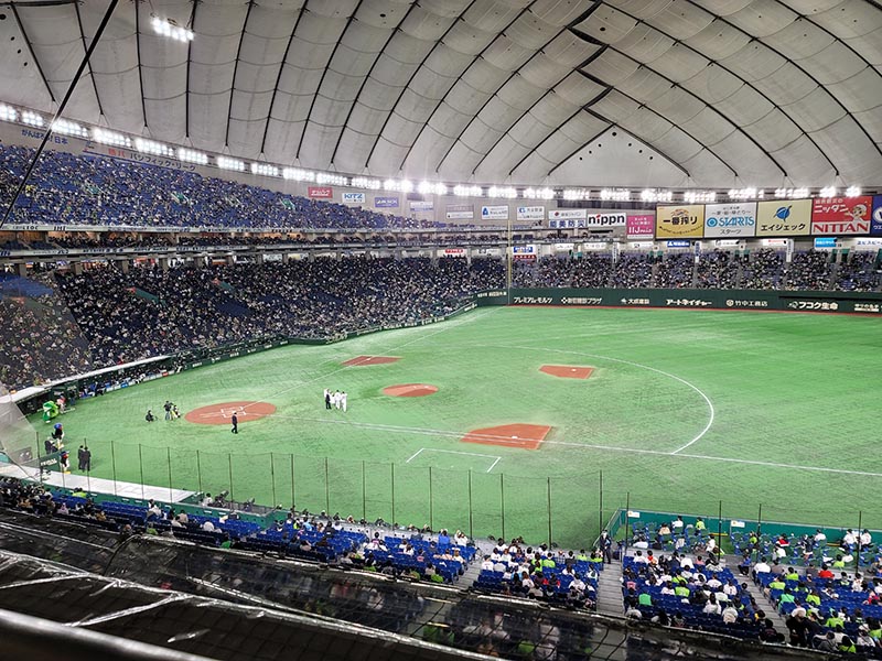 バルコニー席はほぼ満席でした。1階席は1席空けだったり、グループごとに席が空いていたりします