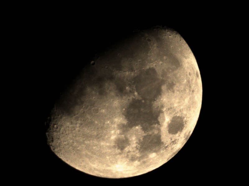 ちなみに月を撮影するとこんな感じ。ただ、月くらいならデジカメで撮った方が早いだろう