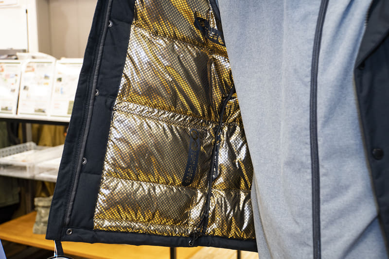 ゴールドのドット状のリフレクティブプリントが身体の熱を反射。通気性を損なうことなく効率よく体温を反射して瞬時に温める