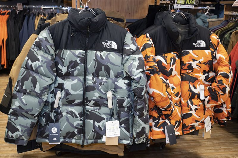ザ・ノース・フェイス Novelty Nuptse Jacket(37,400円)。左はローレルリースグリーン、右はレッドオレンジ