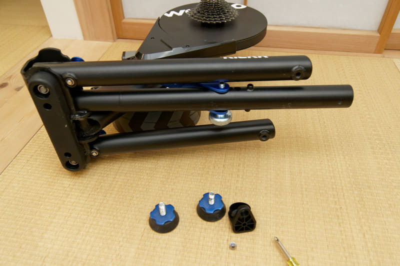 左右の脚を支えている台座を手で回して外し、中央の脚の先端にあるキャップもプラスドライバーで外す