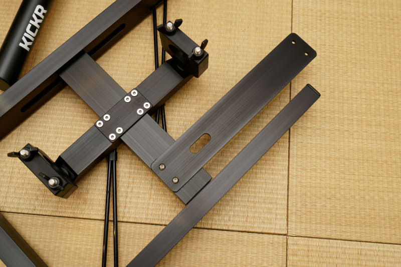 中央に見える、穴の開いたプレートの方向を確認。出荷時のこの状態は最新2020年式のKICKRなどに合わせられている