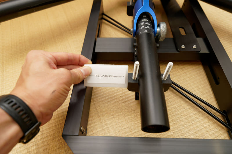 アライメントの確認。前側のクランプとフレームの隙間を、同じSETUP BLOCKでチェック