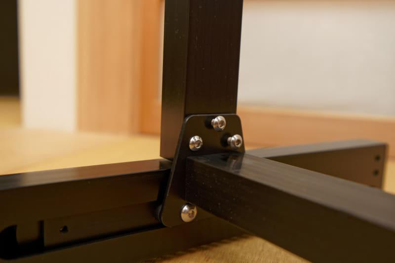 両サイドの根元をボルトで固定