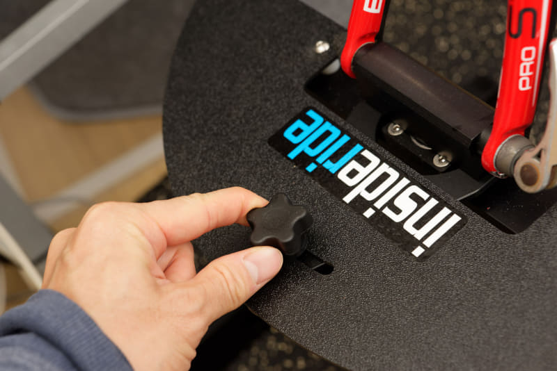 フロントフォークを固定し、ノブを緩める