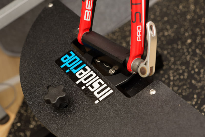 ハンドルは軽い力で切ることができ、力を抜くと勝手にまっすぐに戻る