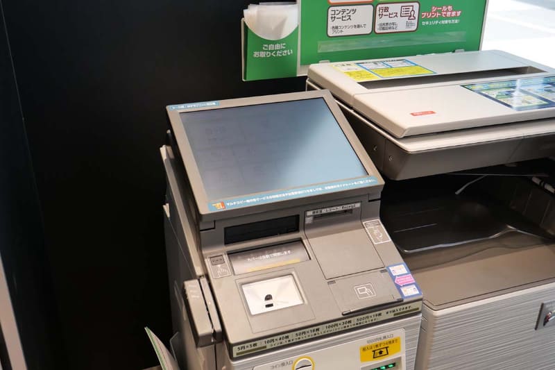 タッチディスプレイはチルト角度を自由に調節でき、利便性が大きく高められている