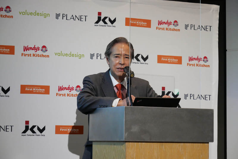 今回の実証実験について説明する、ファーストキッチン 代表取締役会長のアーネスト・エム・比嘉氏
