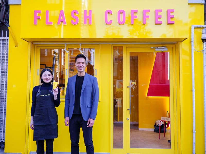 「Flash Coffee」。右は日本のマネージング・ディレクターである松尾ポスト脩平氏、左はバリスタコンサルタントの吉川寿子氏