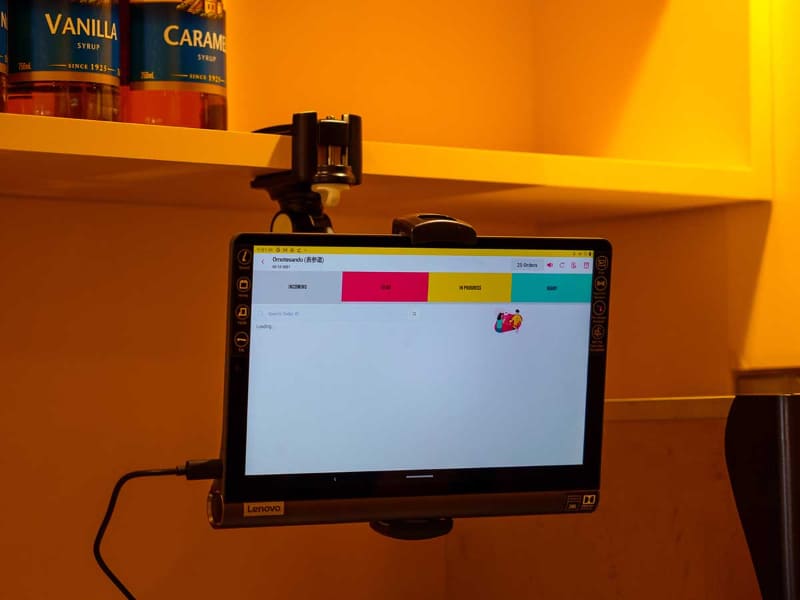 モバイルオーダーが入ると店内端末に通知が来て、受取時間に合わせてドリンクを用意する