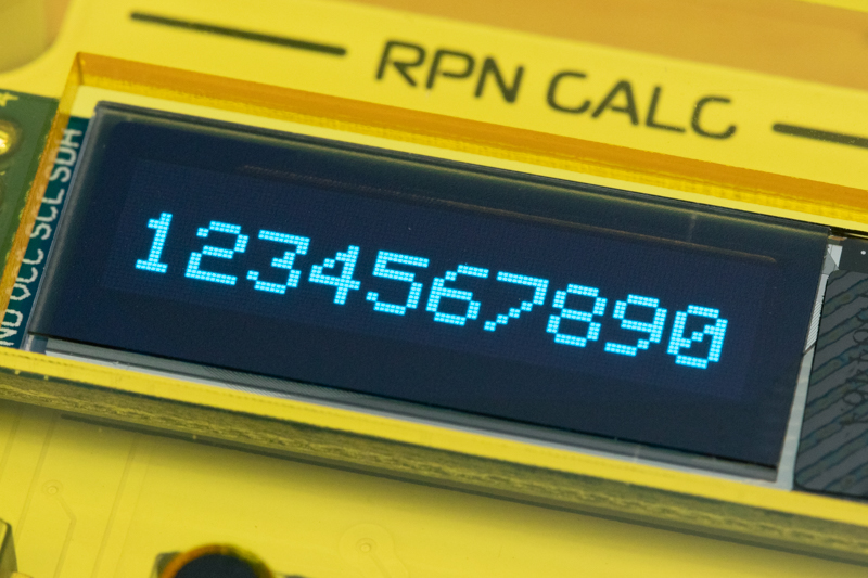 ディスプレイはOLED。自発光なので視認性が良い