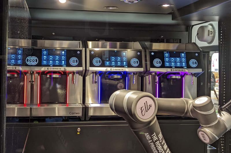 内部にはデロンギ・ジャパンの業務用コーヒーマシン「カメオ C'2m」が設置され、本格的なコーヒーが無人で提供される
