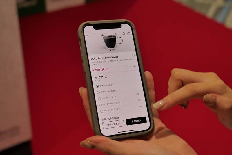 モバイルオーダーアプリで商品を選択。砂糖の有無やシロップの種類などのカスタマイズも可能