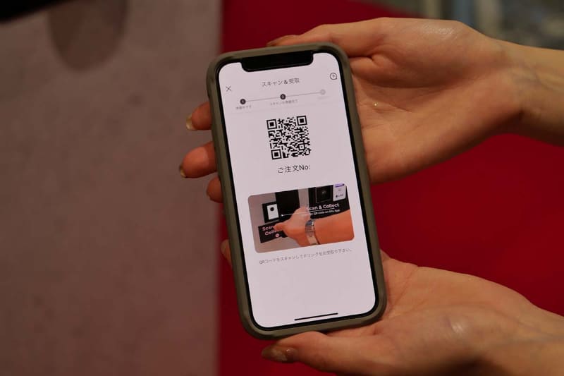 モバイルオーダーアプリには、商品取り出し用のQRコードが表示される