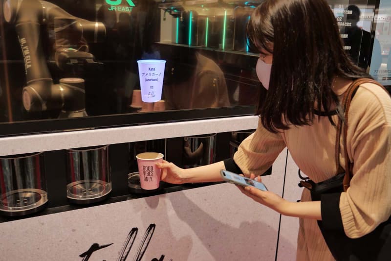 QRコードを読み取ると、該当の取り出し口が開き、商品を受け取る