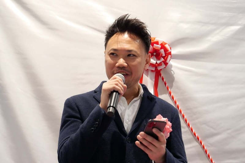 Ellaの特徴などについて説明する、Crown CEOのKeith Tan氏