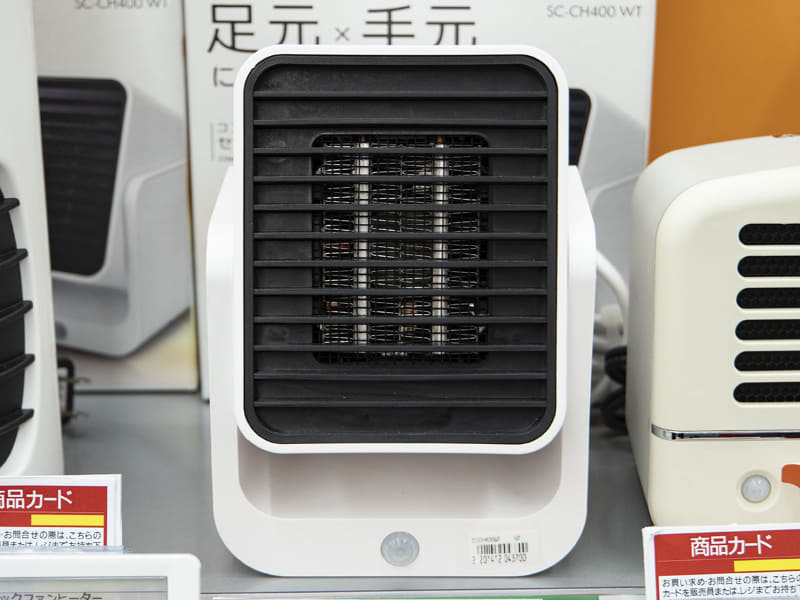 トップランド「コンパクトセラミックヒーター SC-CH400WT」(4,700円)。サイズ118×102×157mm(幅×奥行×高さ)、重量820gと軽量コンパクトでデスクの上に置くこともできる
