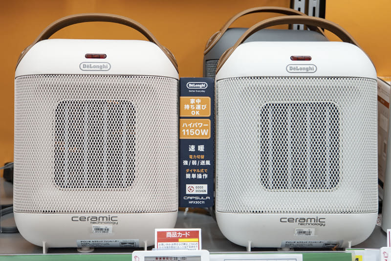 デロンギ「カプスーラ セラミックファンヒーター HFX30C11」(9,680円)。サイズ195×150×275mm(幅×奥行×高さ)、重量1,350g。丸みのあるおしゃれなフォルムで持ち運びやすいハンドル付き