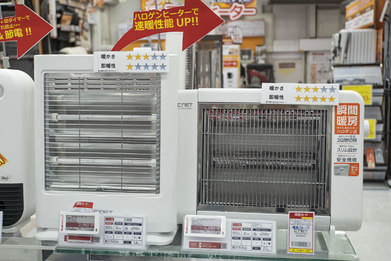 左はシィー・ネット「石英管ストーブ CDEM105WH」(2,980円)、右は「ハロゲンヒーター CDHM205WH」(4,480円)