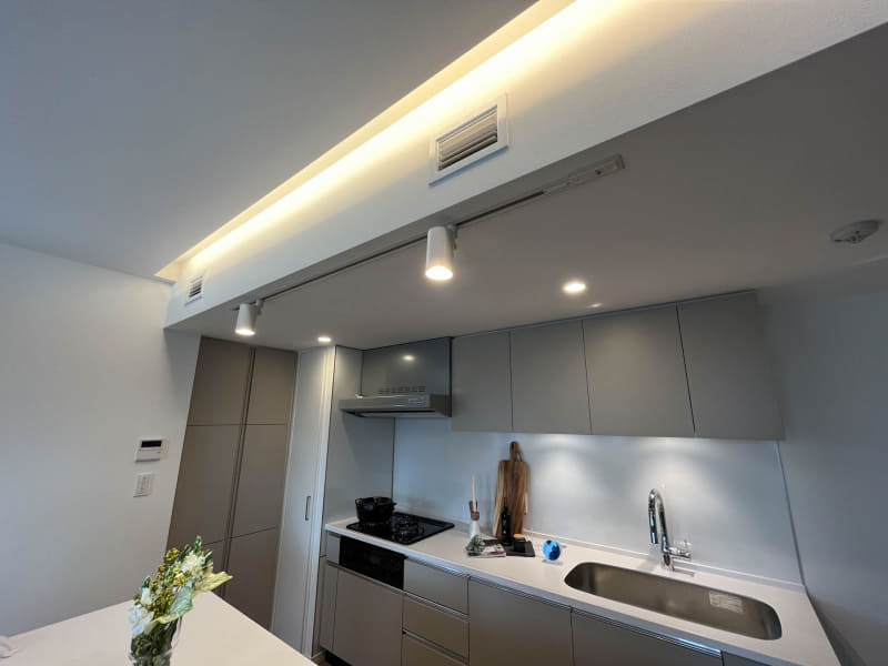 モデルルームのキッチン。タッチレス水栓など割と豪華。そういえば木造だけど普通にガスコンロだ