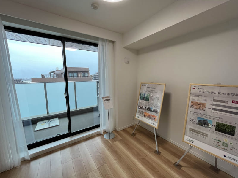 5階の居室。梁のように見える箇所は水回りからの排気ダクトが通っている。壁に柱が突出してこないのがRCとの違いだ