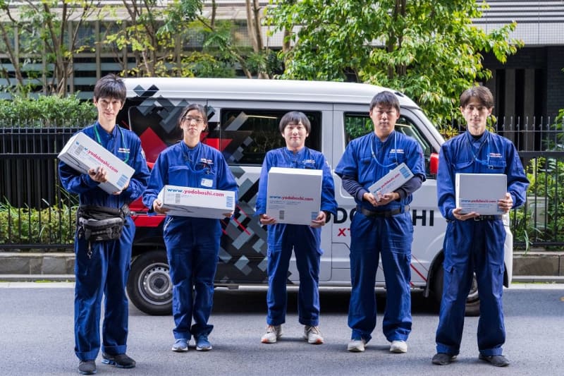 配達員の服装をスーツや店頭の制服にしたこともあったが、配達員であるか疑われたという。現在はユニフォームを採用