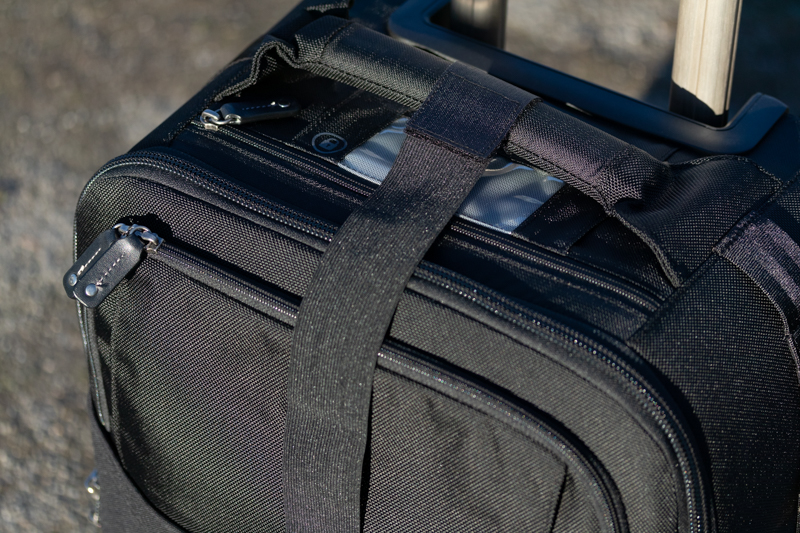 最初にキャリーケースの取っ手にベルクロで固定します