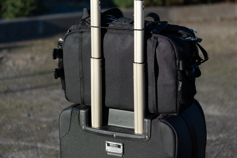 キャリーケース対応の通し穴が無いバッグもしっかり固定