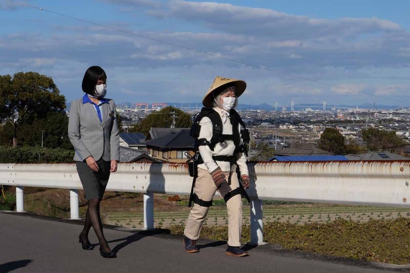 歩行支援ロボットを利用した歩行の実証実験を、香川県善通寺市の曼荼羅寺と出釈迦寺の間の坂道で実施