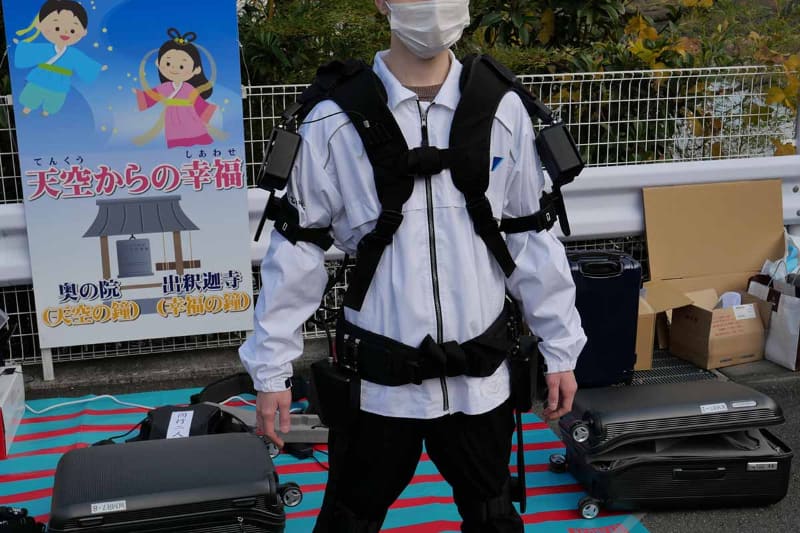 WALK-MATEを装着することで、装着者の歩行の間やリズムに合わせて四肢の動作をアシストし、人間本来の歩く力を引き出すとともに育てることが可能