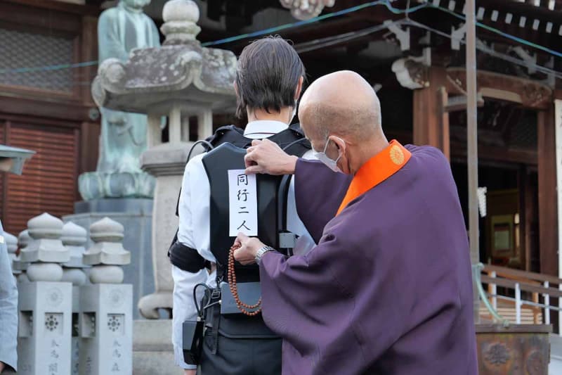 菅大僧正がWALK-MATEに「同行二人」と書かれたステッカーを貼付